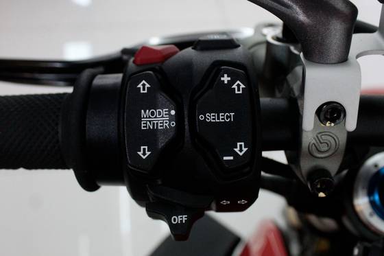 DUCATI STREETFIGHTER V4 S DUCATI STREETFIGHTER V4 S